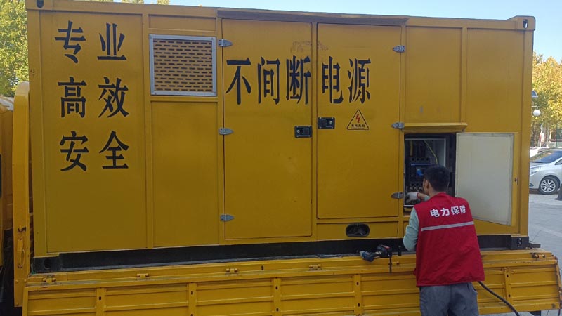 泗洪柴油发电机组和UPS电源配合使用时，如何避免切换过程中的电力中断？